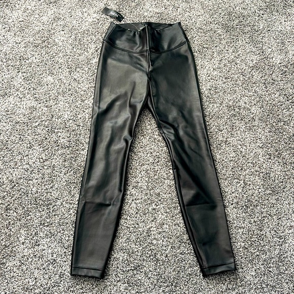 NWT White House Black Market Runway Faux Leather Leggings Size 2P - Picture 2 of 12
